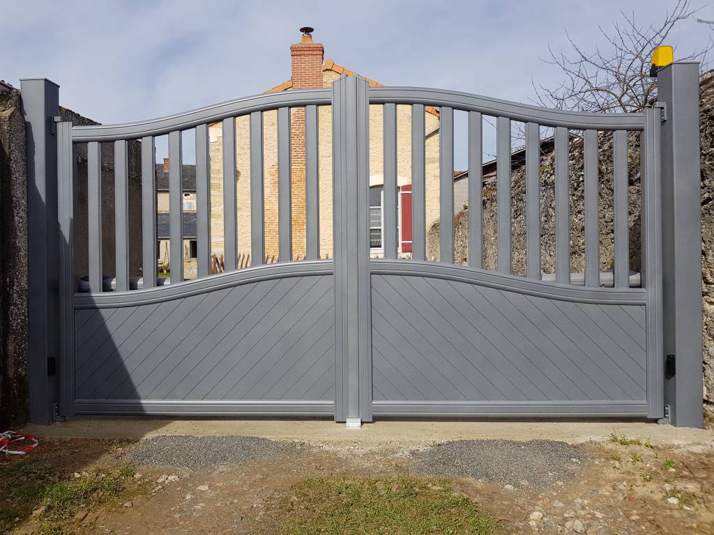 Installation d'un portail aluminium thermolaqué gris chiné motorisé - faveraye machelle