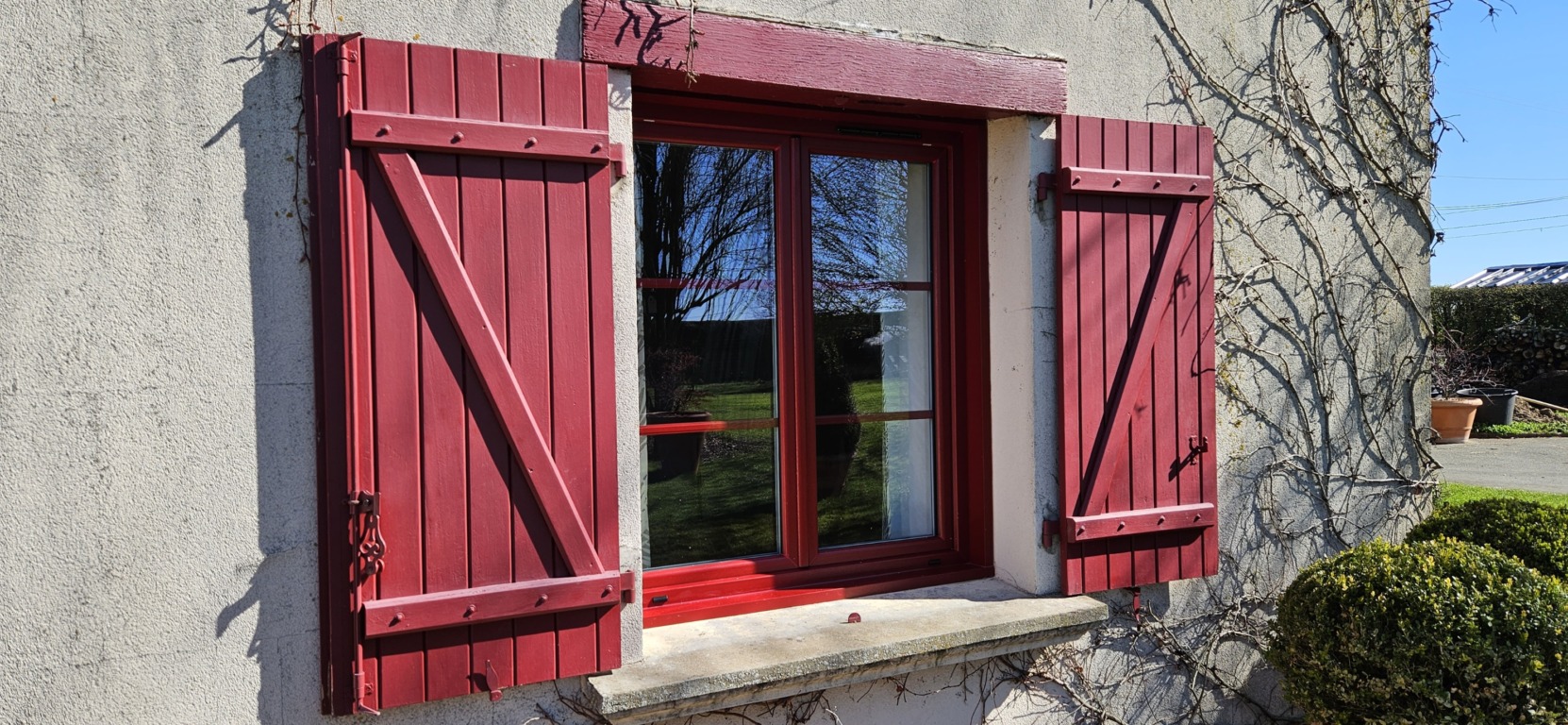 Installation de fenêtres PVC plaxé couleur rouge basque