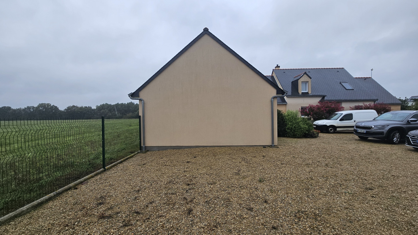 carport en aluminium avec clôture pare-vue