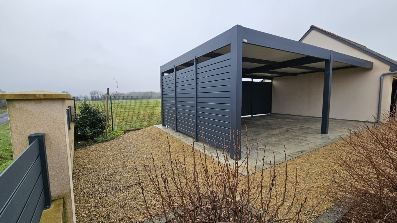 carport en aluminium avec clôture pare-vue