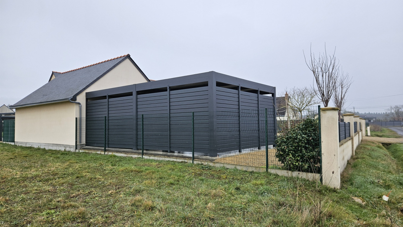 carport en aluminium avec clôture pare-vue