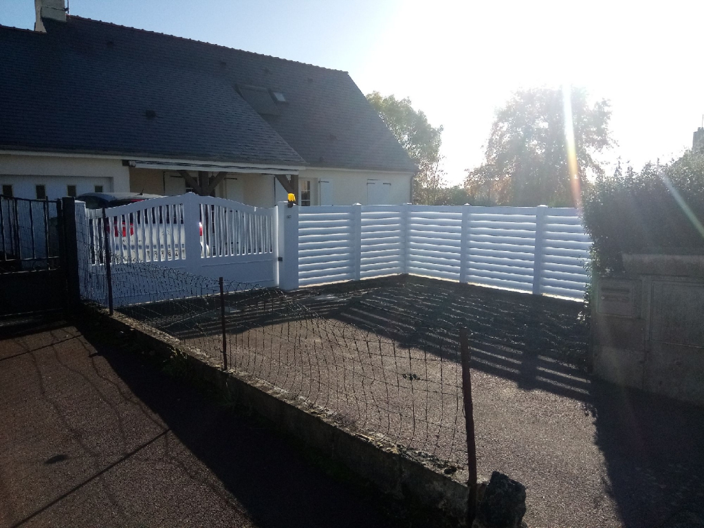 Installation portail PVC coulissant et cloture par-vue